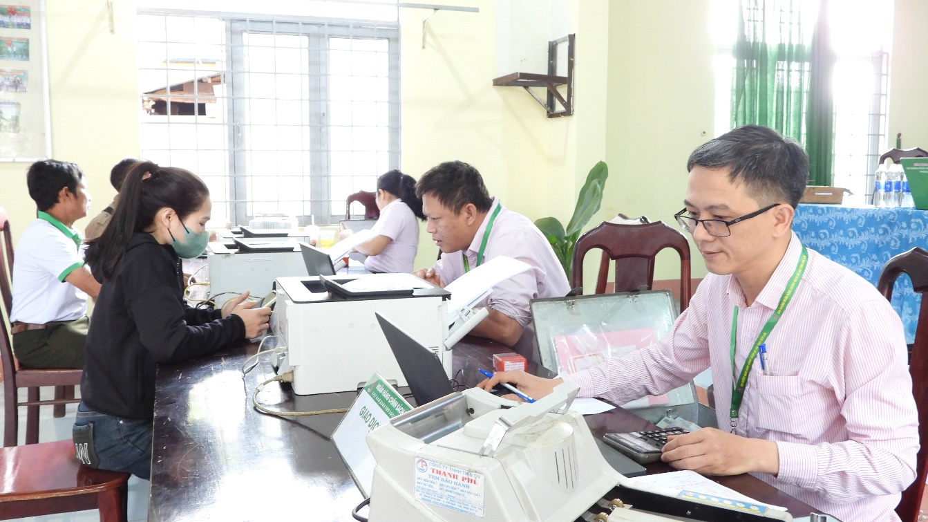 Phòng giao dịch Ngân hàng chính sách xã hội huyện giải ngân hơn 2 tỷ đồng cho hộ dân ở xã Ea Tir vay phát triển kinh tế